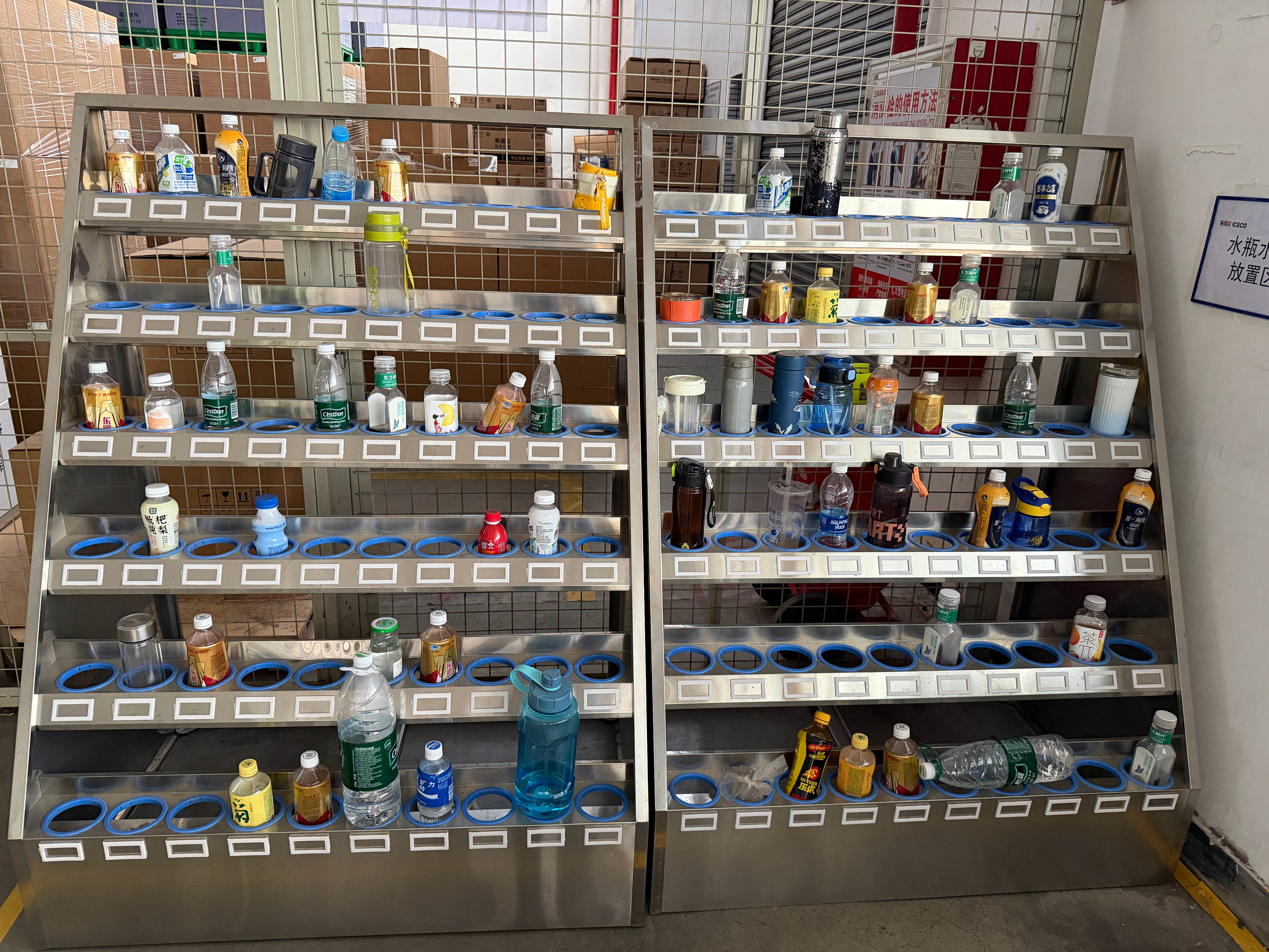 我每次去工厂，都要拍下车间的水杯架