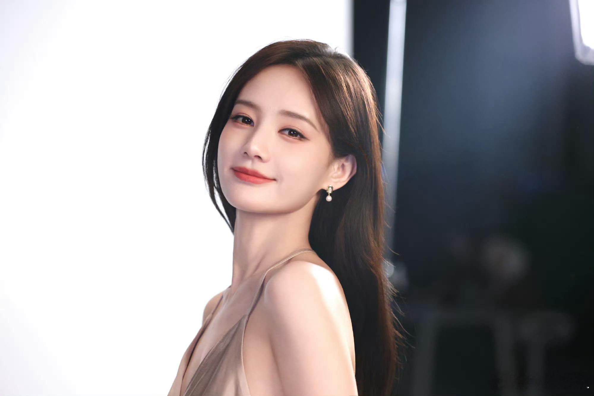 美女果然连发丝都是美的，当李一桐的梦女轻而易举，这组拍摄碎片又甜又辣的[爱心]