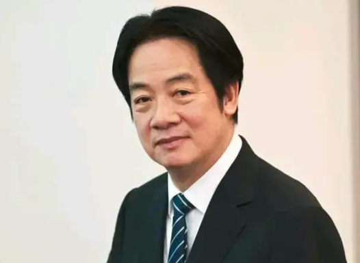 邱毅认为赖清德的两岸统一“公司兼并说”是其打算投降、等待与大陆谈条件的表现，不
