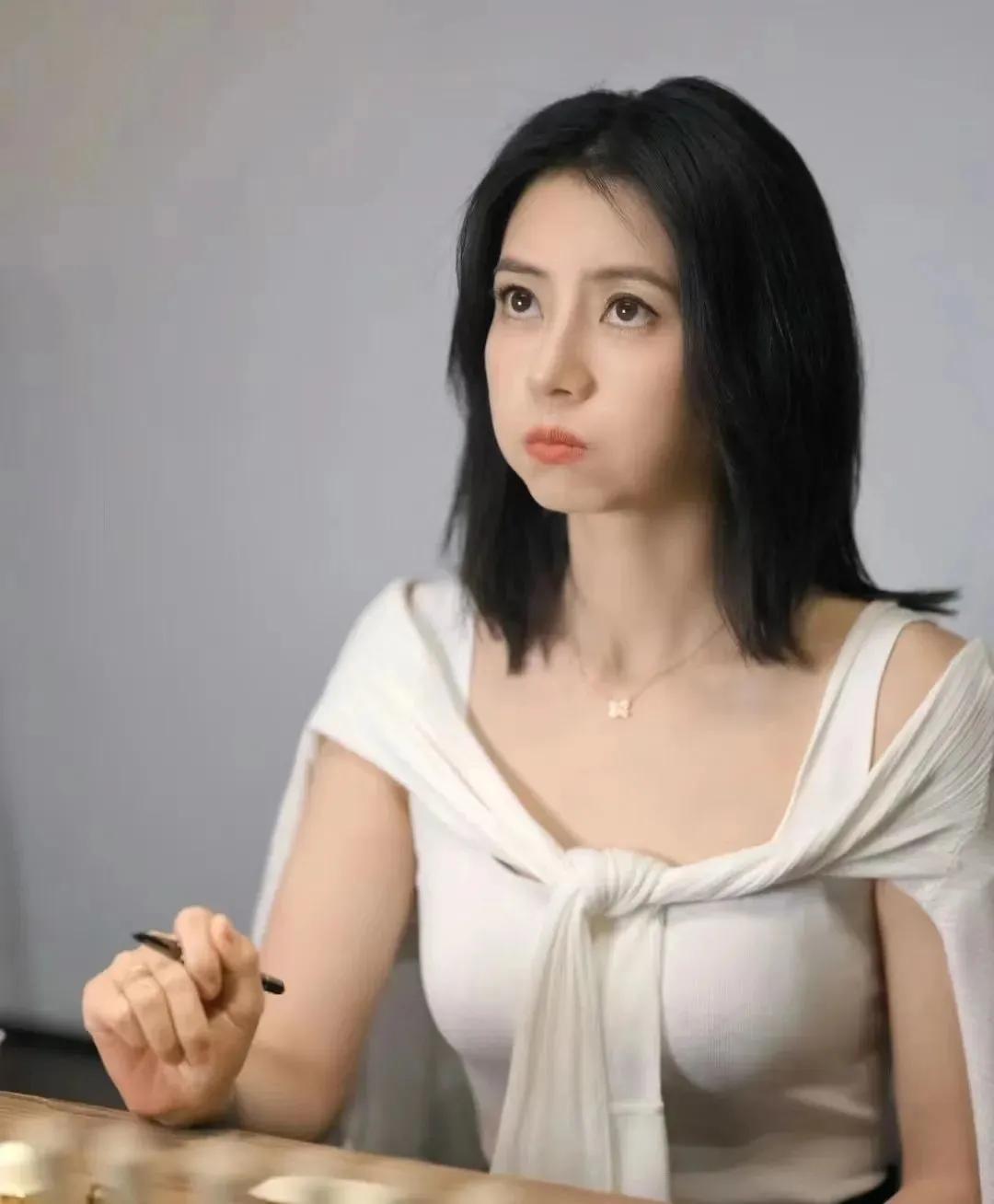 一张图片晒出你的热爱高圆圆和朱珠，都是国内娱乐圈顶级美女，但是给人的感觉确实完全