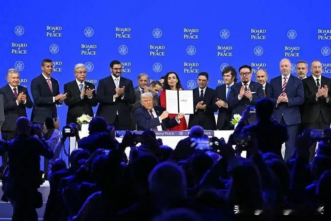 达沃斯现场：和平委员会签约！今天晚上，在瑞士的达沃斯论坛现场，美国总统特朗普主持
