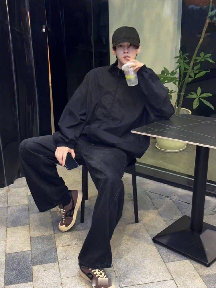 田栩宁私服网友贴出来的，说他是顶级身材配顶级脸。客观说，你觉得能打几分