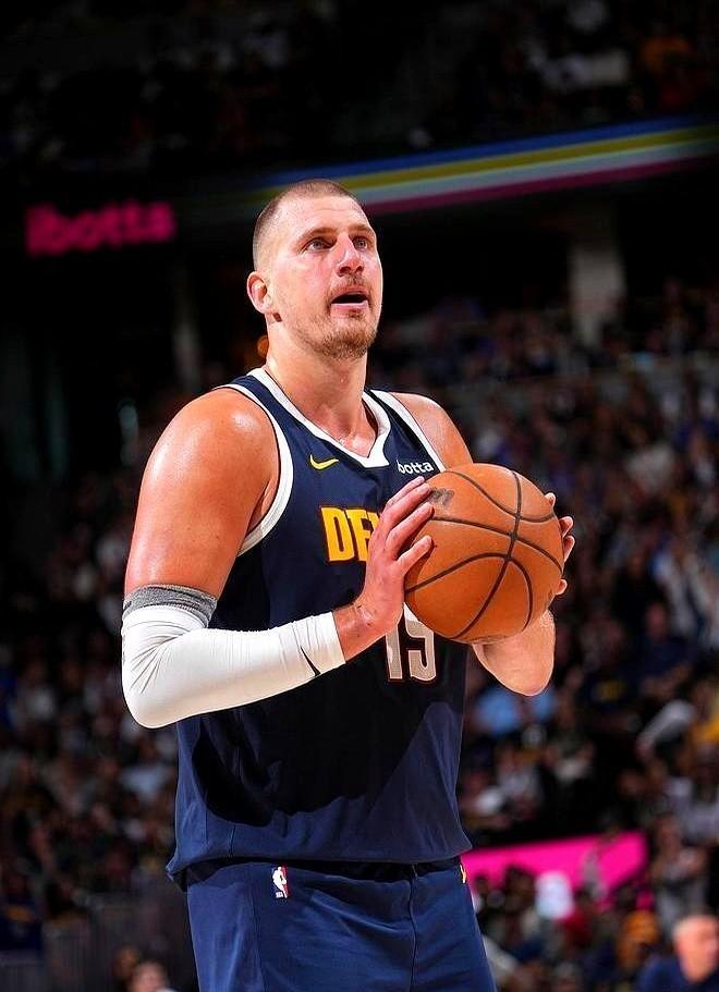 你球队里最贵的球员，可能正在拖垮你。掘金给纳吉900万年薪，换回场均2.1分。