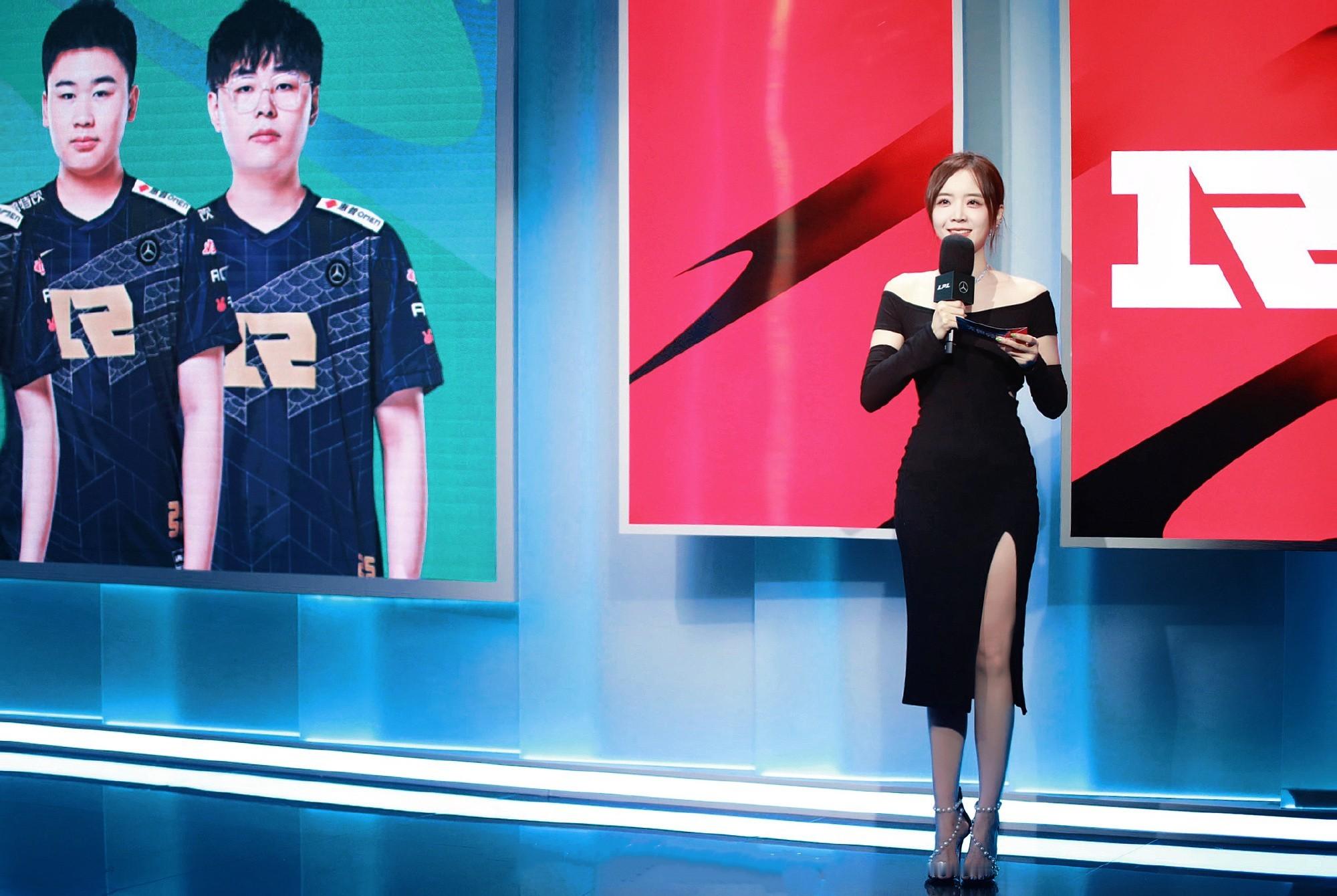 余霜，红唇黑裙，浪漫出彩。余霜