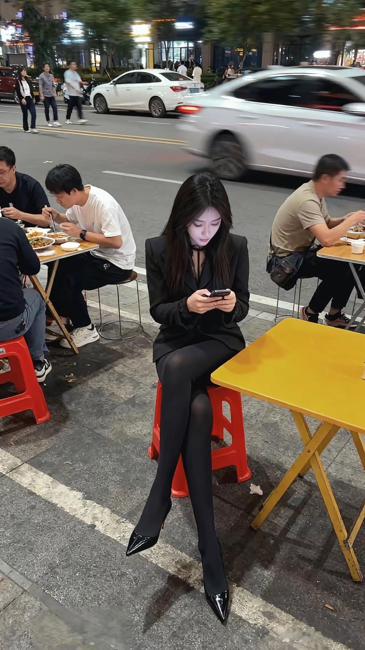 黑色小西装搭配黑色高跟鞋