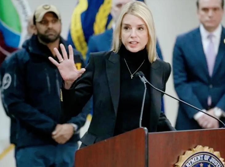 美国一条独家爆料差点震碎舆论！美国司法部长帕姆·邦迪，悄悄从华盛顿市区的公寓搬去