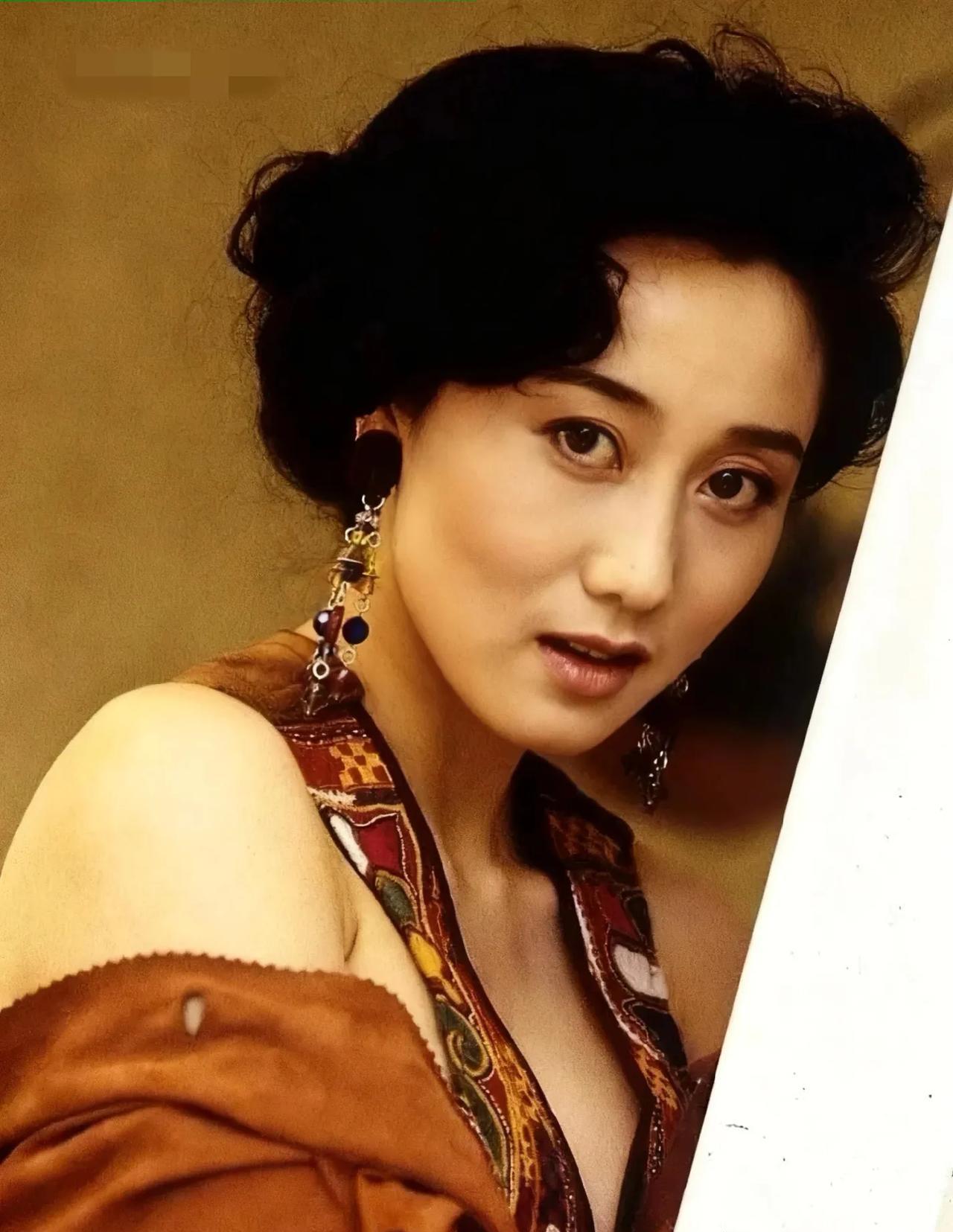 颜值风情身材都是一等一的，难怪李连杰选她。#曼妙的身材#
