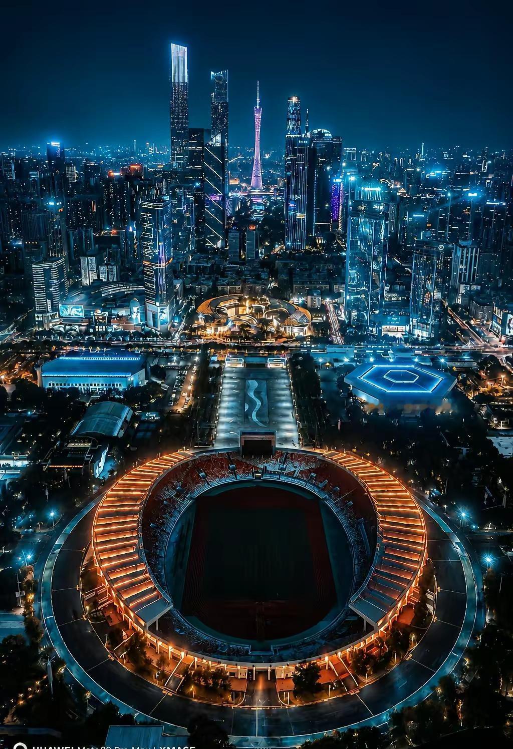 来广州，总得看看夜晚的广州塔吧。珠江新城