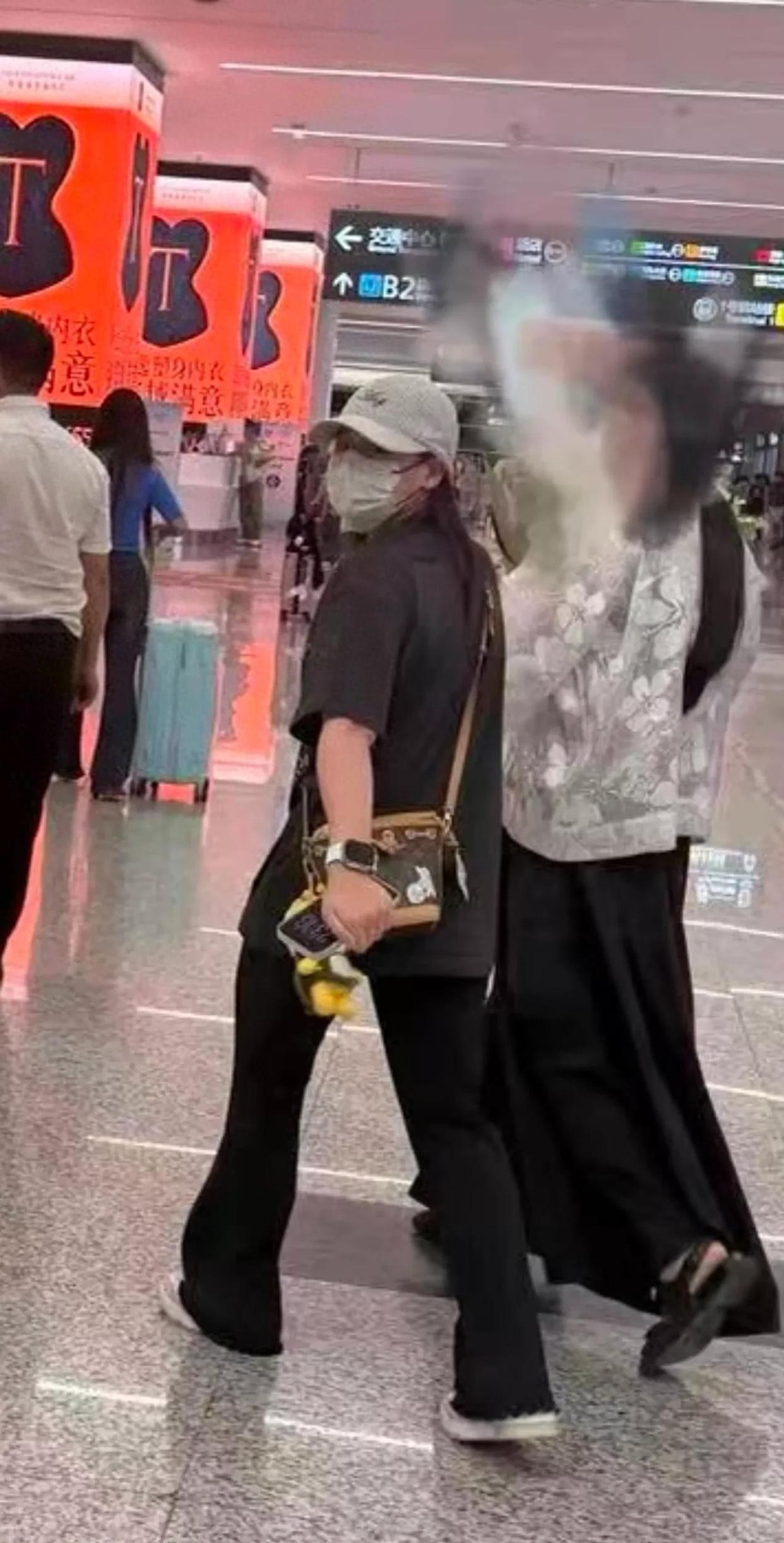 全红婵现身成都，背两万元名牌包包，个子娇小又白又瘦，长腿抢镜