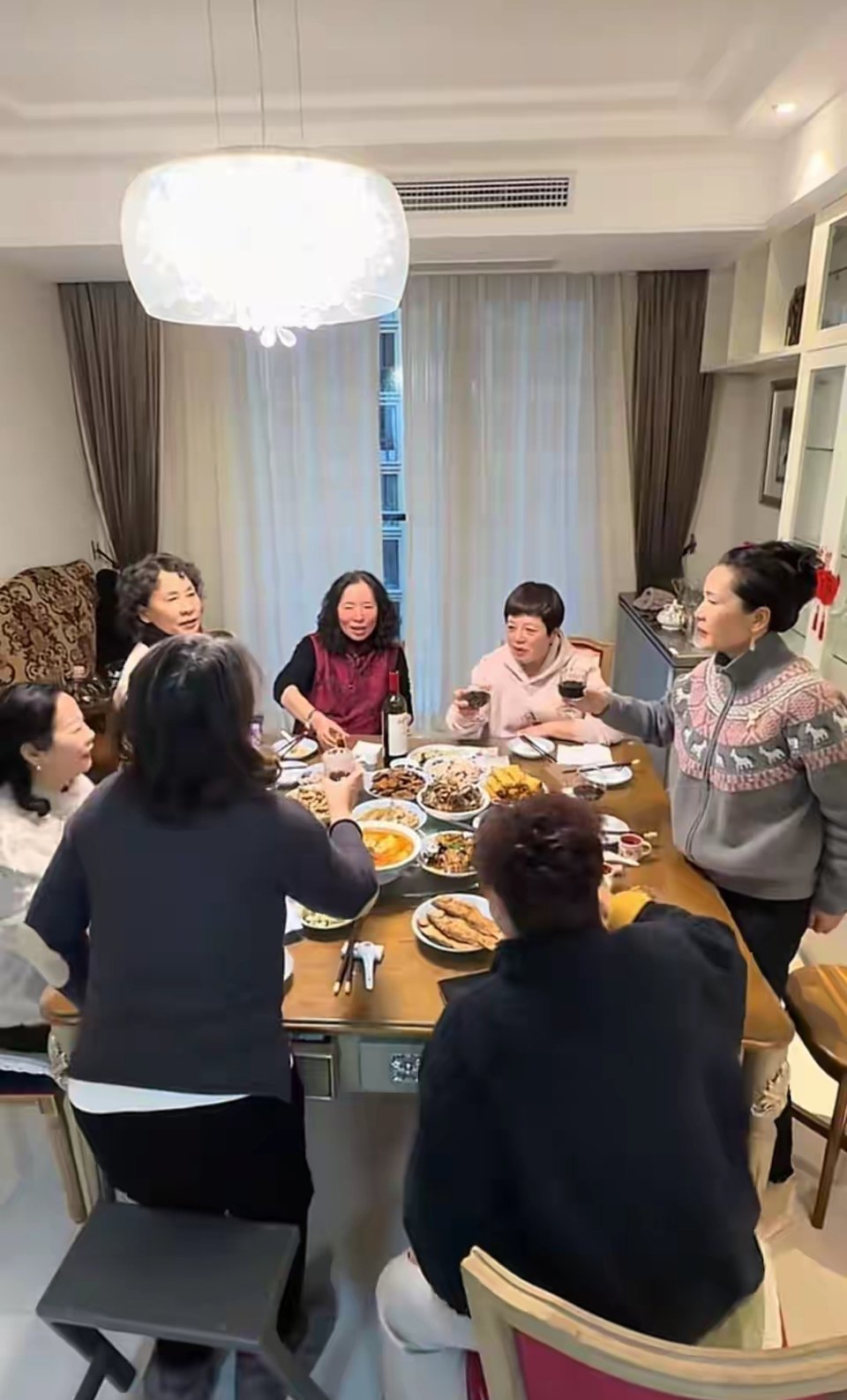 62岁何赛飞与好姐妹在家中小聚，好接地气，氛围温馨又欢乐