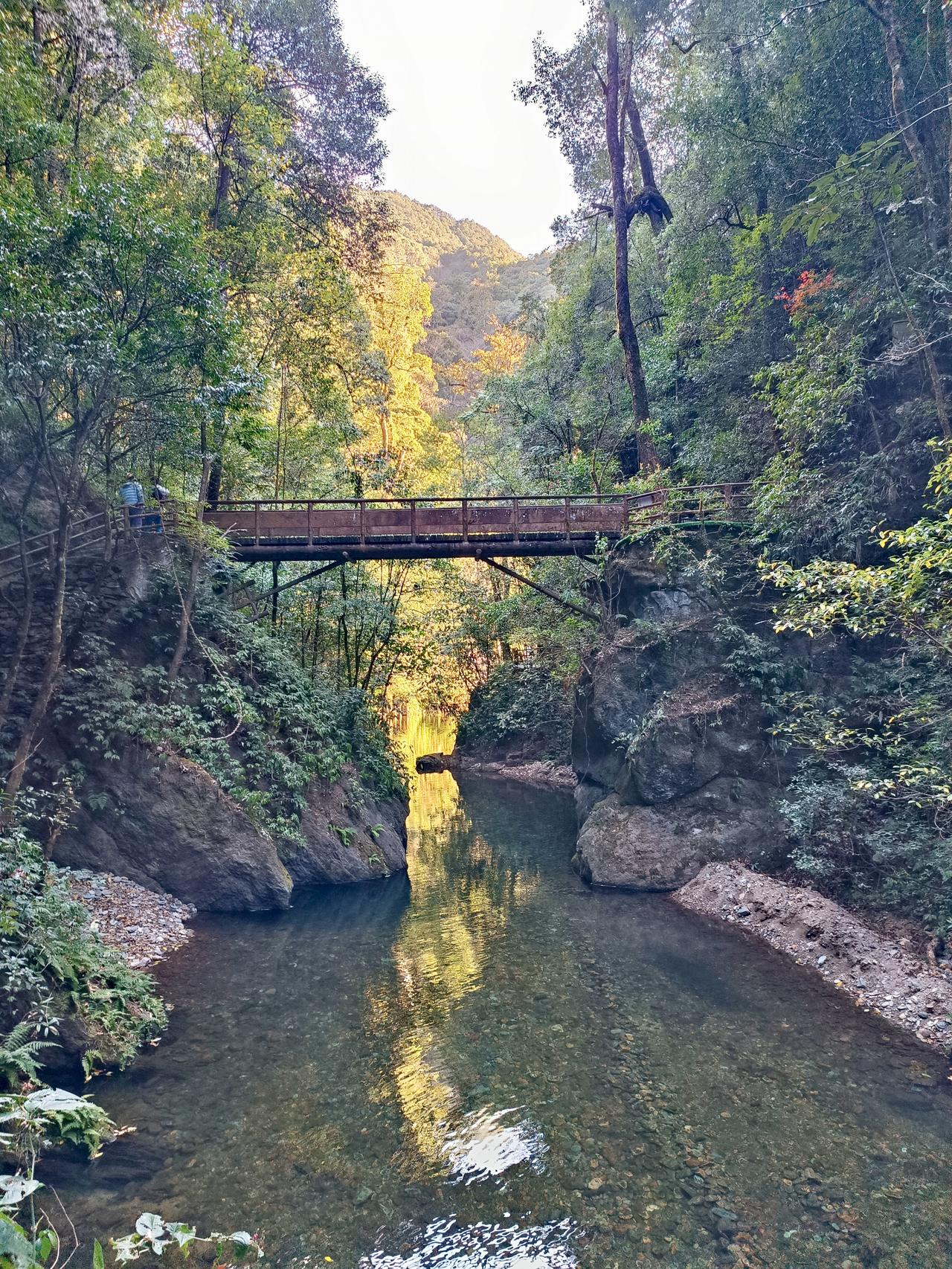 石门峡~~云南最美的溪流山青水秀，绿植茂盛，这个地方适合带小朋友来玩。