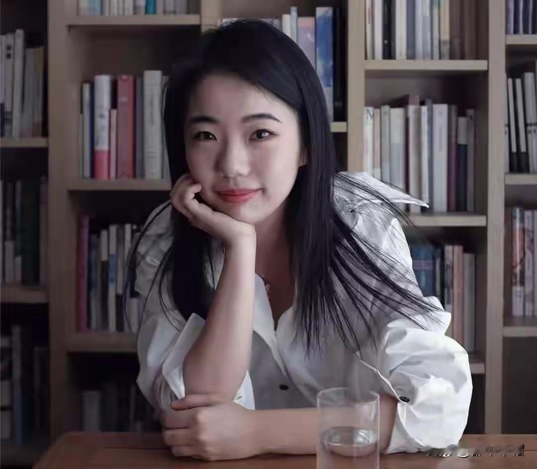 蒋方舟、贾浅浅怎么联系到一起的？一个才女作家，一个文二代诗人。现在都因为学术