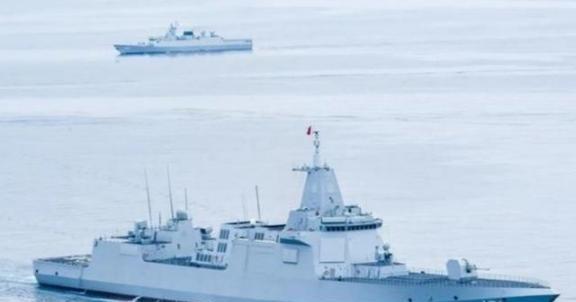 055配备200多枚导弹，假如海战爆发，导弹打完了该咋办？实不相瞒，055打完导