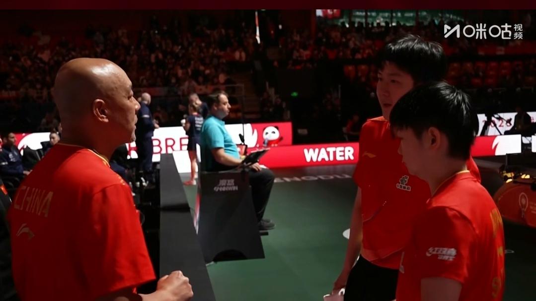 混双教练组组长肖战指导，首日上岗成都混合团体世界杯，第二阶段第一场中国乒乓球队对