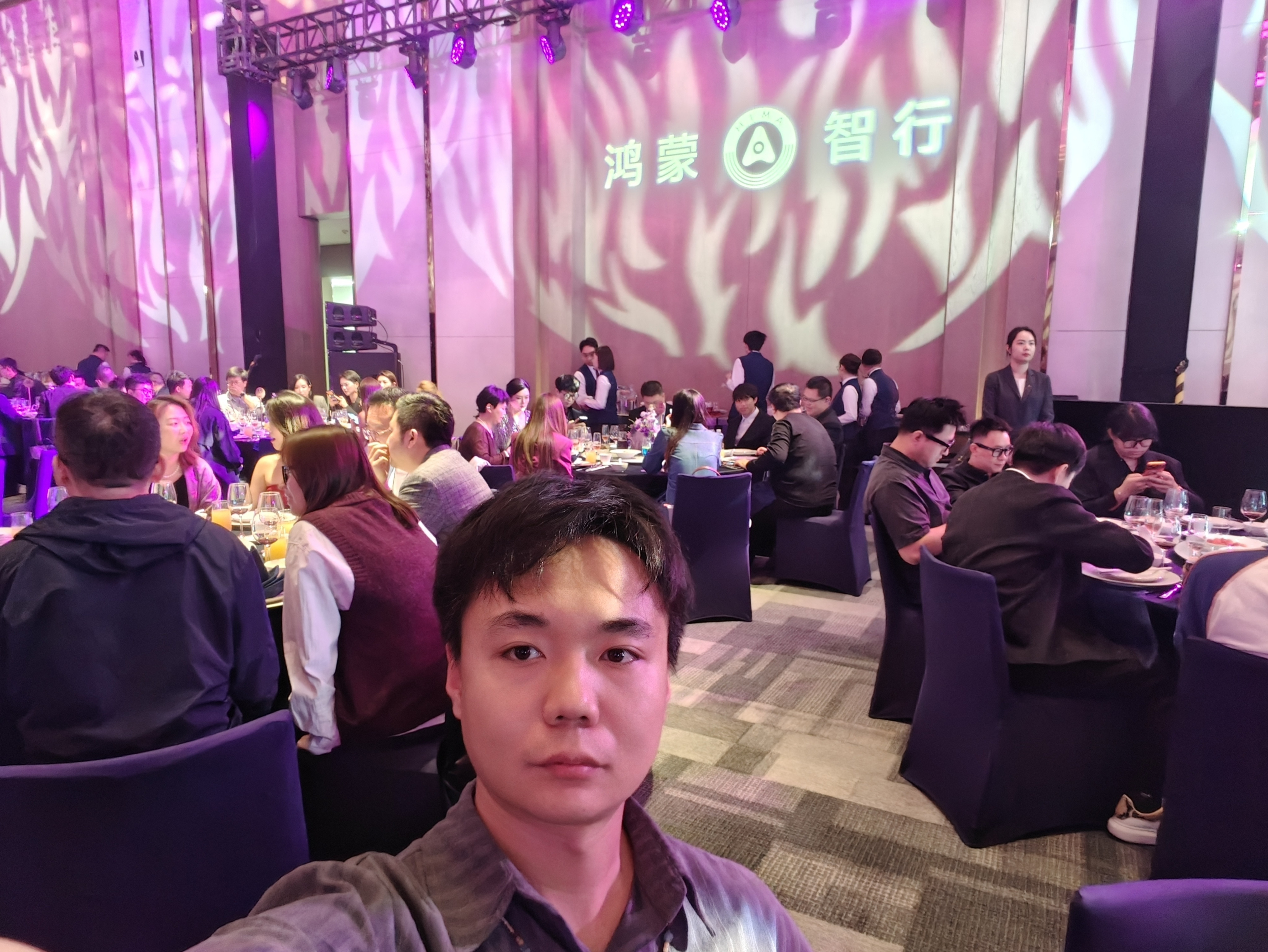 今天吃上鸿蒙智行的席了，他们的车卖了有100万辆了，规格很高，这个大厅跟快赶上我