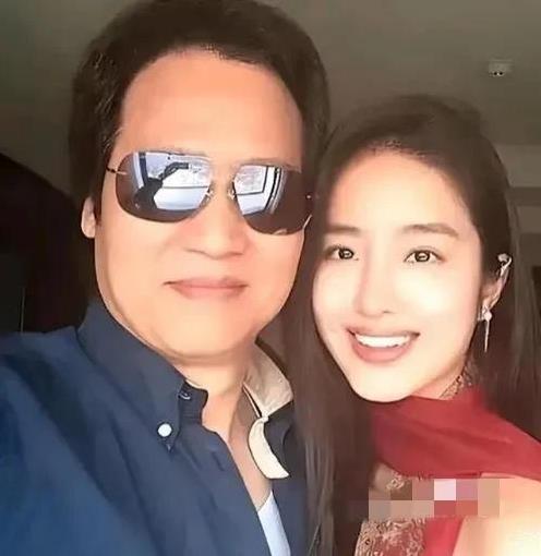 原来杨采钰和刘亦菲的干爹陈金飞分手，但资源一点都没降级，因为她的新男友是金鹿集团