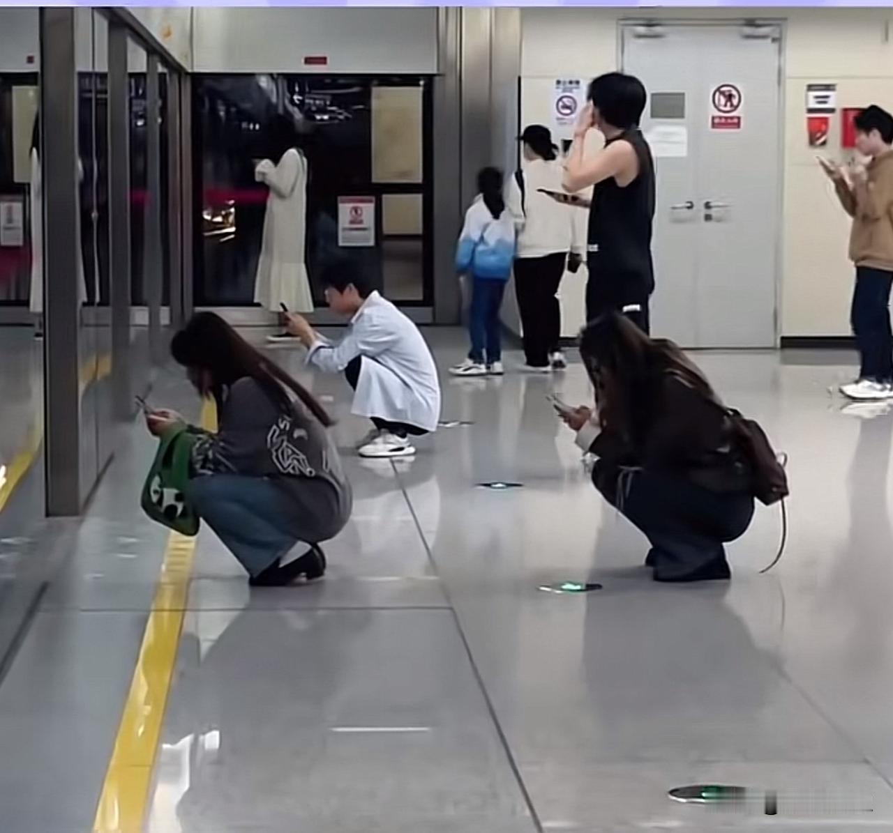 西安人等地铁都喜欢蹲着吗？