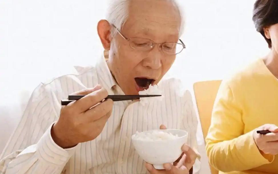 晚饭七分饱被推翻了？医生调查：过了60岁，吃饭尽量要做到这5点“晚饭七分饱，活