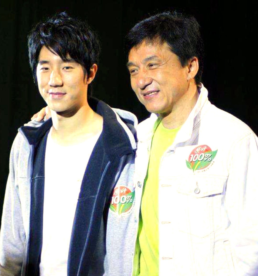 2014年，房祖名因吸D被抓，成龙知道消息后非常震惊，直接打电话告诉代理律师：“