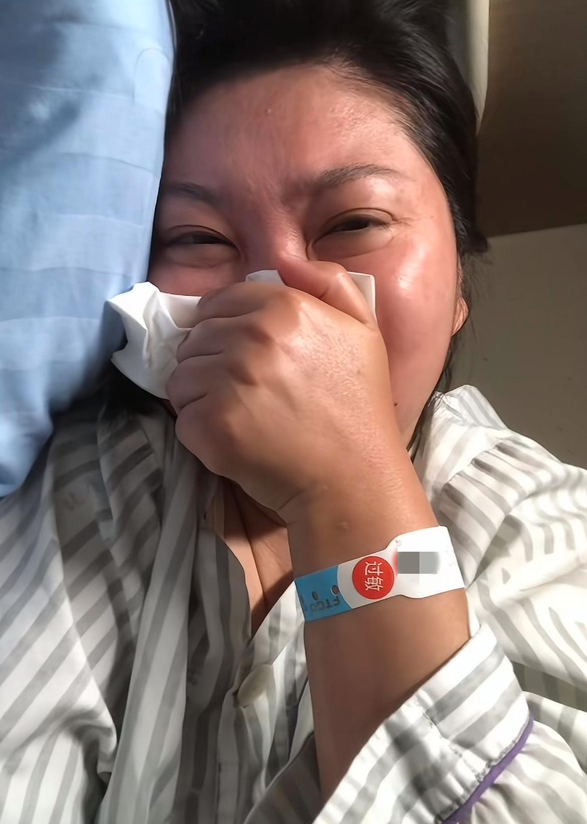 突发，王暖暖又被救护车拉到了医院，还被护士反复的大声呼喊自己的名字，她太难了。