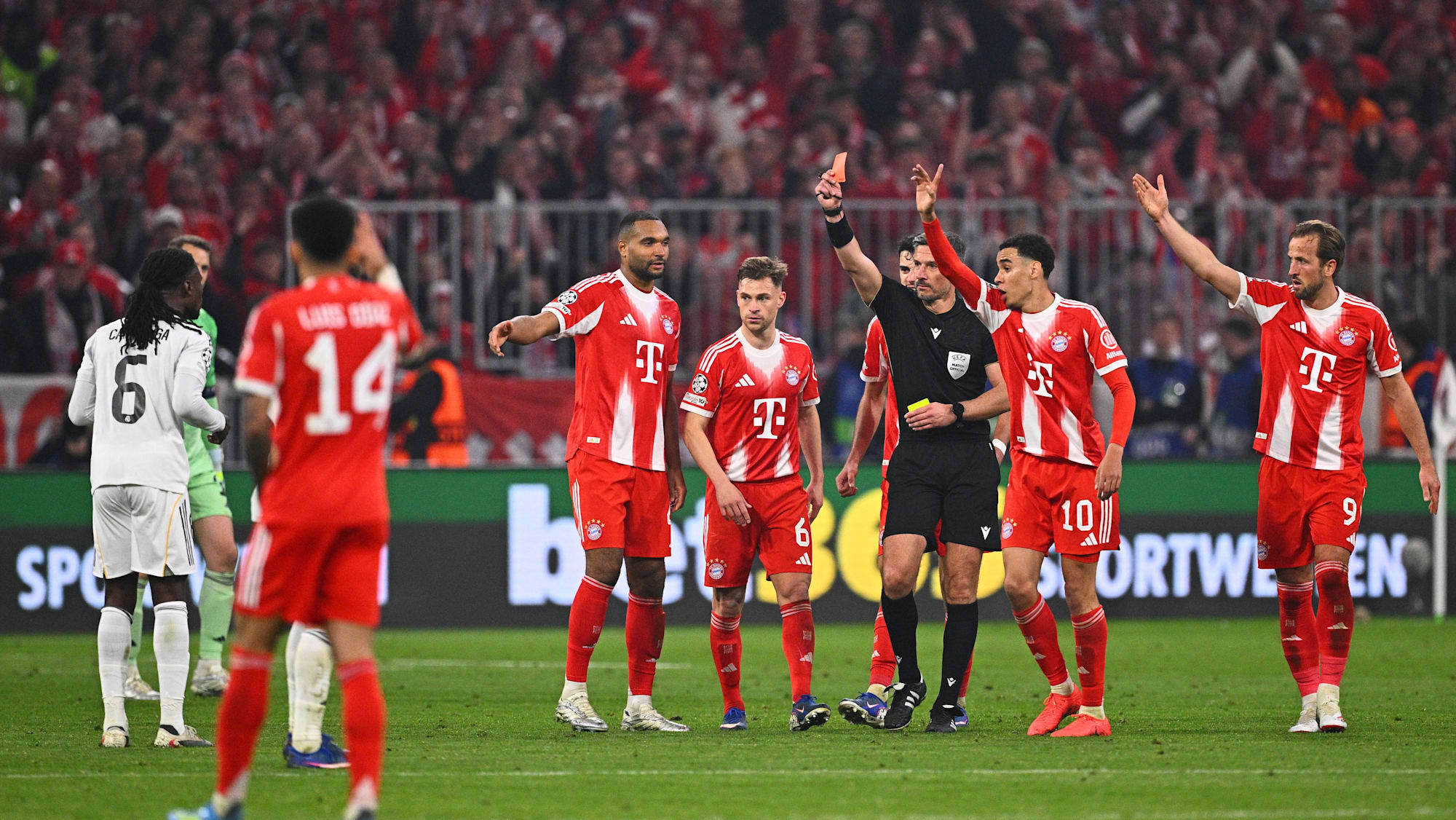 卡马文加的红牌还有什么问题吗？！第1张黄牌，战术犯规，在背后拉扯以阻止穆夏拉的绝