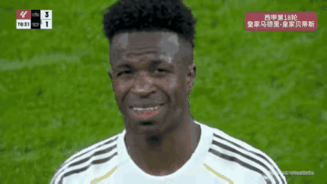 维尼修斯球荒继续，再次被阿隆索提前换下。阿隆索在第77分钟用居莱尔和马斯坦托诺和