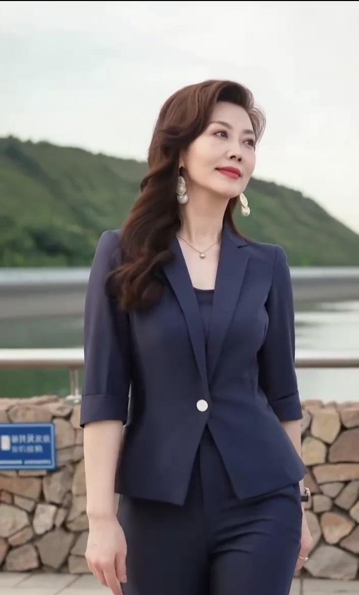 燕麦色针织一穿，办公室秒变文艺片场。短风衣卡在腰窝，腿长直接拉满三七分。不是