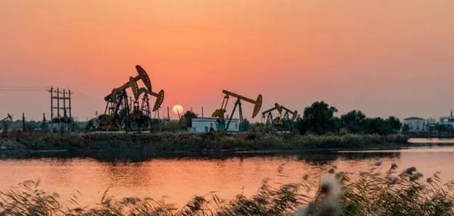 1930年，一支日本勘探队在松辽平原挥汗如雨地钻井，钻头已经深入地下1000米，