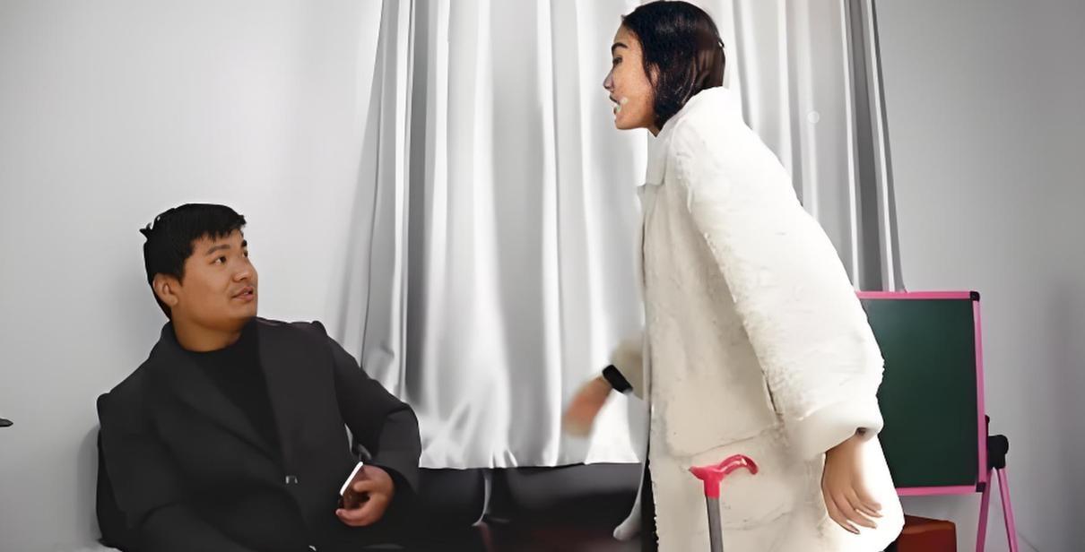 婚房署名争吵风波。女：我刚看了你购房合同，婚房上面根本没有我的名字，你为什么不