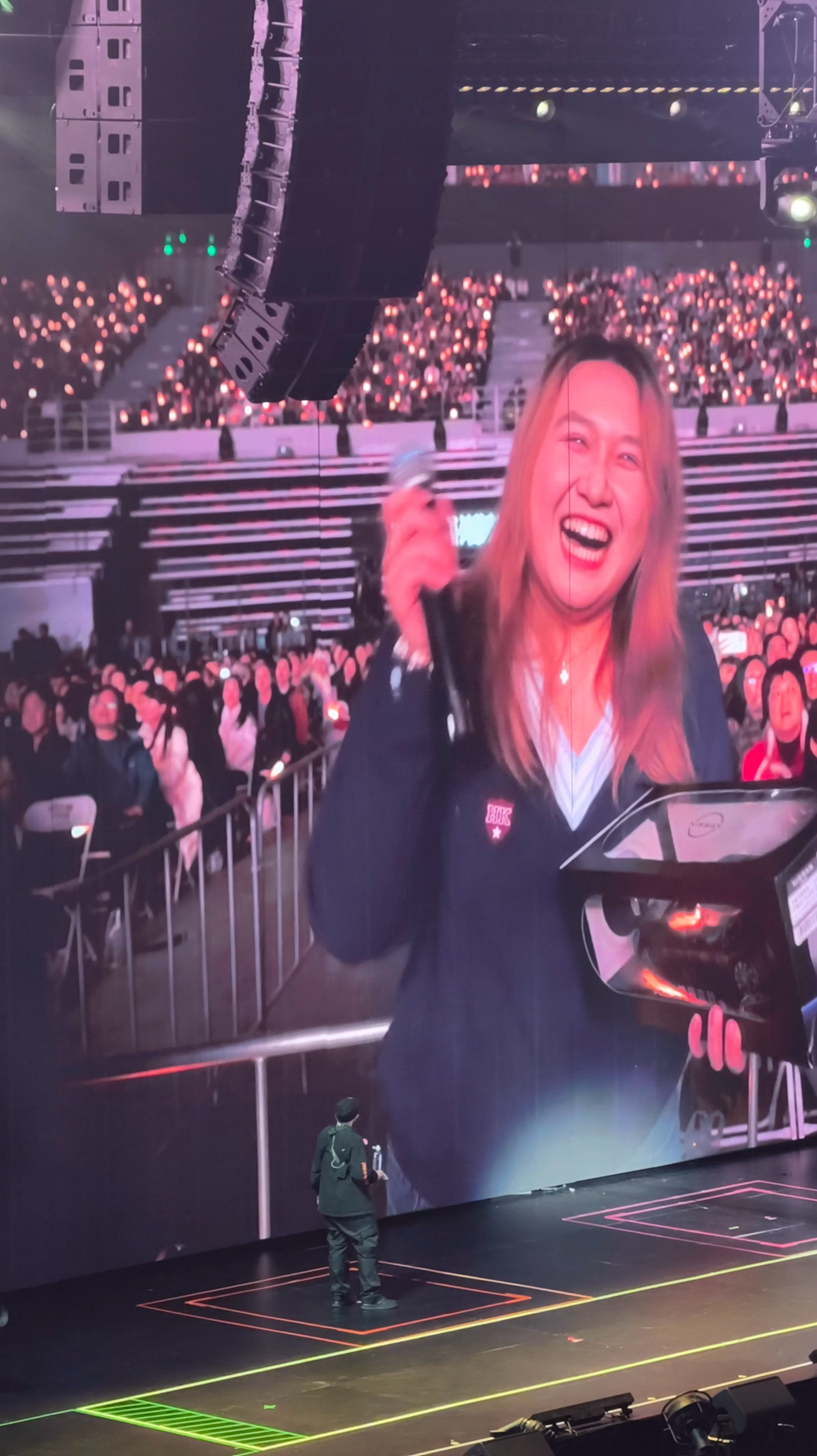 张靓颖演唱会现场送车复盘一下天籁最近的动作，确实是教科书级别的价值向上。先是产品