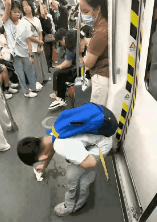 “小小年纪，火上人民日报！”8月15日，广东广州，小男孩坐地铁喝饮料时，不小心洒