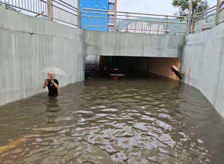 中山市105国道，板芙邮政隧道，有个大聪明主动开车进水里，然后弃车“逃逸”。想全