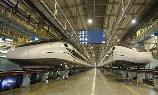 苏林刚上任没几天，就把第一次出国访问放在北京。四天里他两次坐中国高铁，一次去