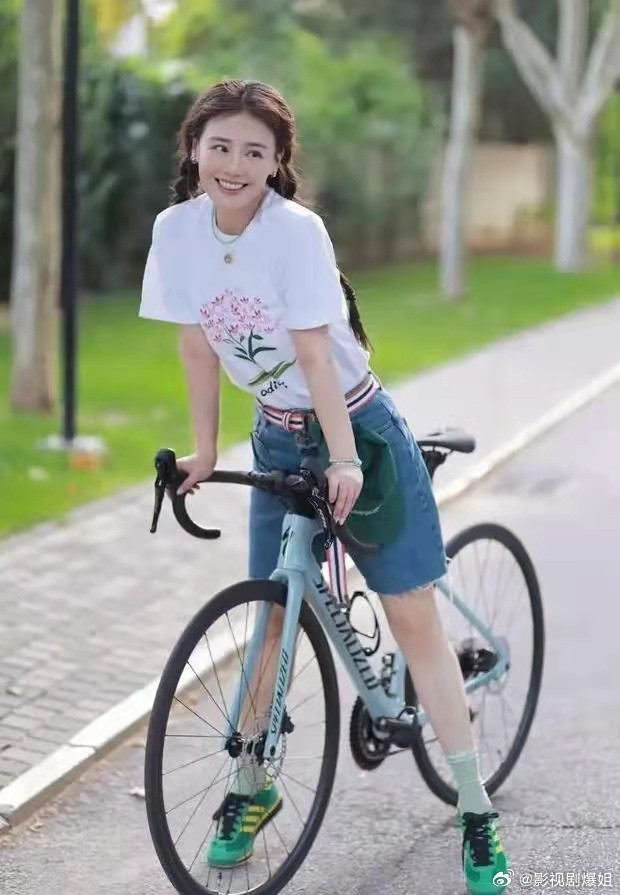 马思纯这组骑行照，也太有活力了吧！​​​