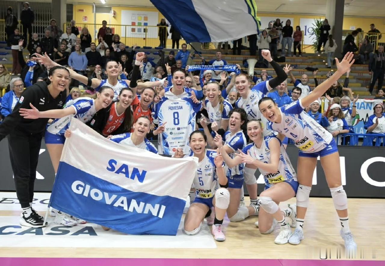 庄宇珊和队友快要笑疯了[呲牙笑]瞧，庄宇珊笑得眉眼弯成了月牙，脸颊鼓成了蜜桃，嘴