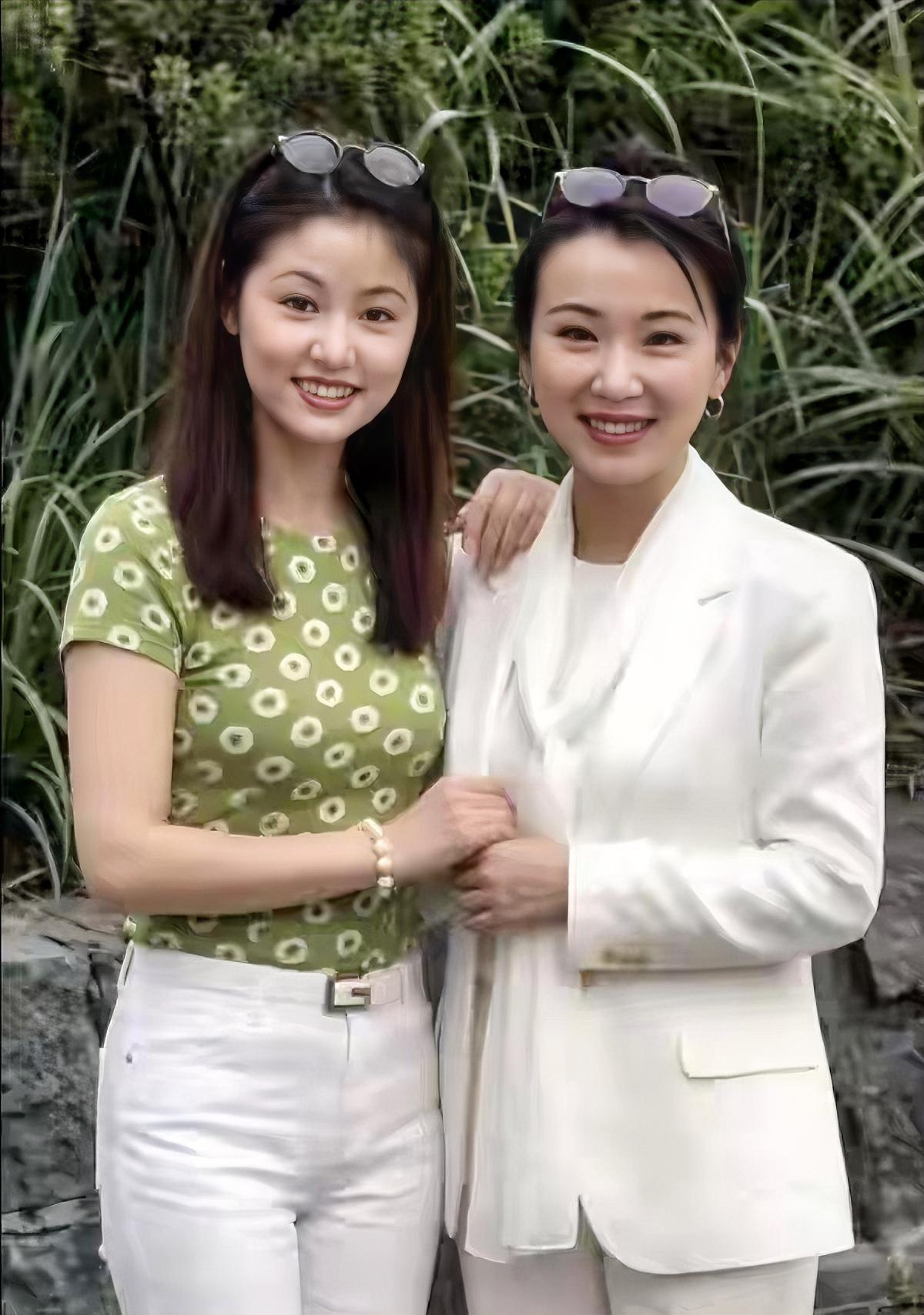 90年代，两位女明星在一起的合影，左边是林心如，旁边的美女是谁？漂亮极了，一时想