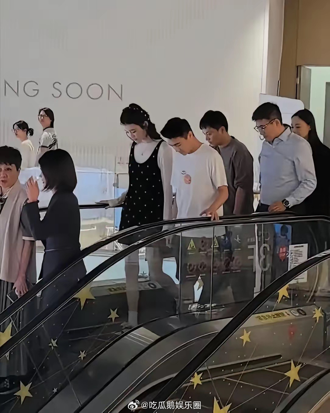 奚梦瑶被曝疑似怀三胎！近日她与何猷君、四太梁安琪现身免税店，小腹明显隆起引热议。