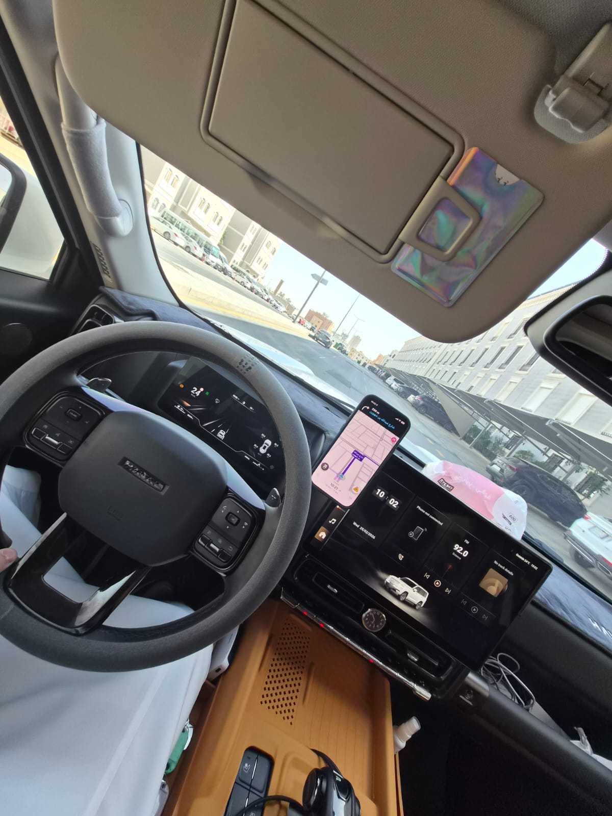 之前我们阿联酋采访的沙特白袍子哥，现在开哈弗H9。我问他，为什么选择哈弗？他说，