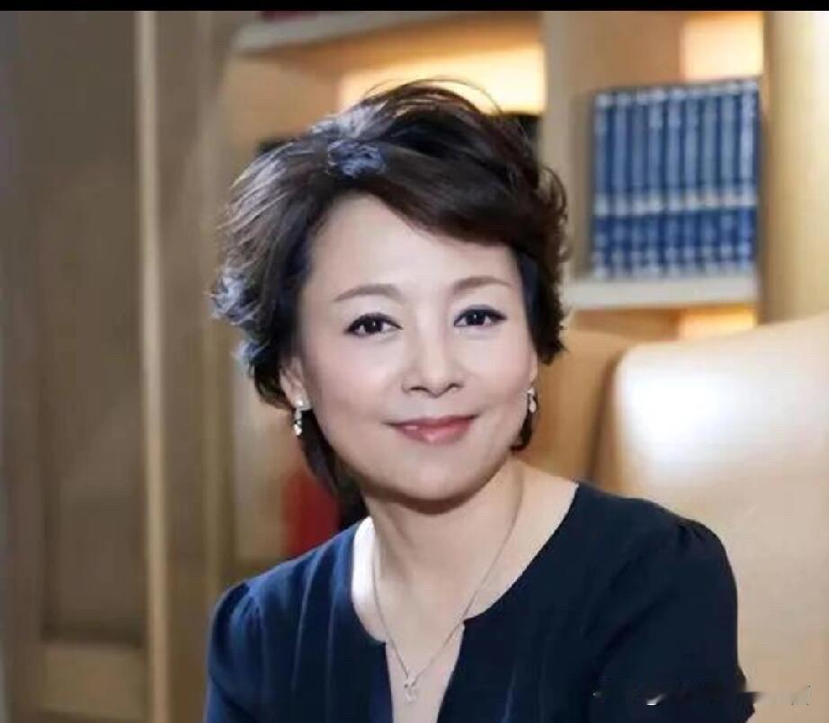 张瑜还是那个漂亮大方的张瑜，皮肤白皙，脸部表情温和自然，而陈冲早已经不是当年的小