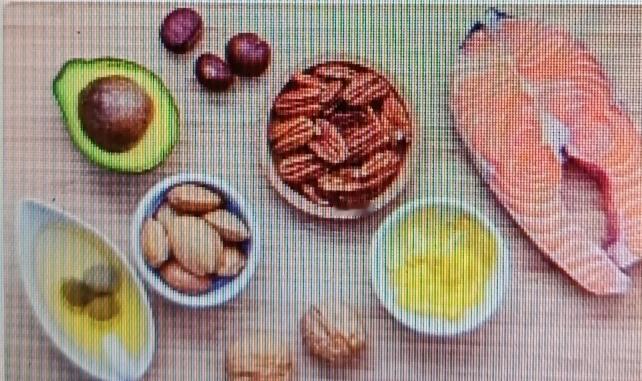 生活里有些食物看着能吃，实则暗藏危机。像有哈喇味儿或发苦的坚果就不能吃。之前邻居