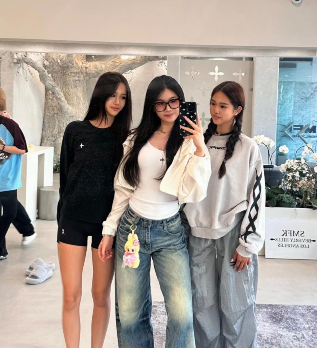 钟丽缇的二女儿和三女儿在美国被偶遇，姐妹俩都有一双大长腿，长相漂亮，不出道拍戏太