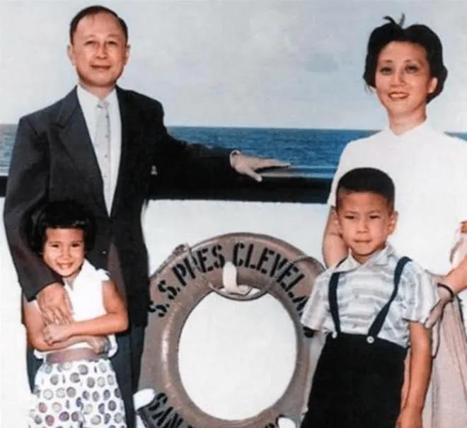1955年，44岁的钱学森，带全家回国。在美方千方百计刁难下，他们只买到三等舱票