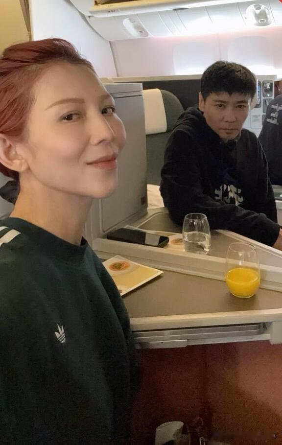 2月1日，蔡少芬更新生活动态，并配文“放下儿女，去陪老公拍戲，其實是自我放假”。