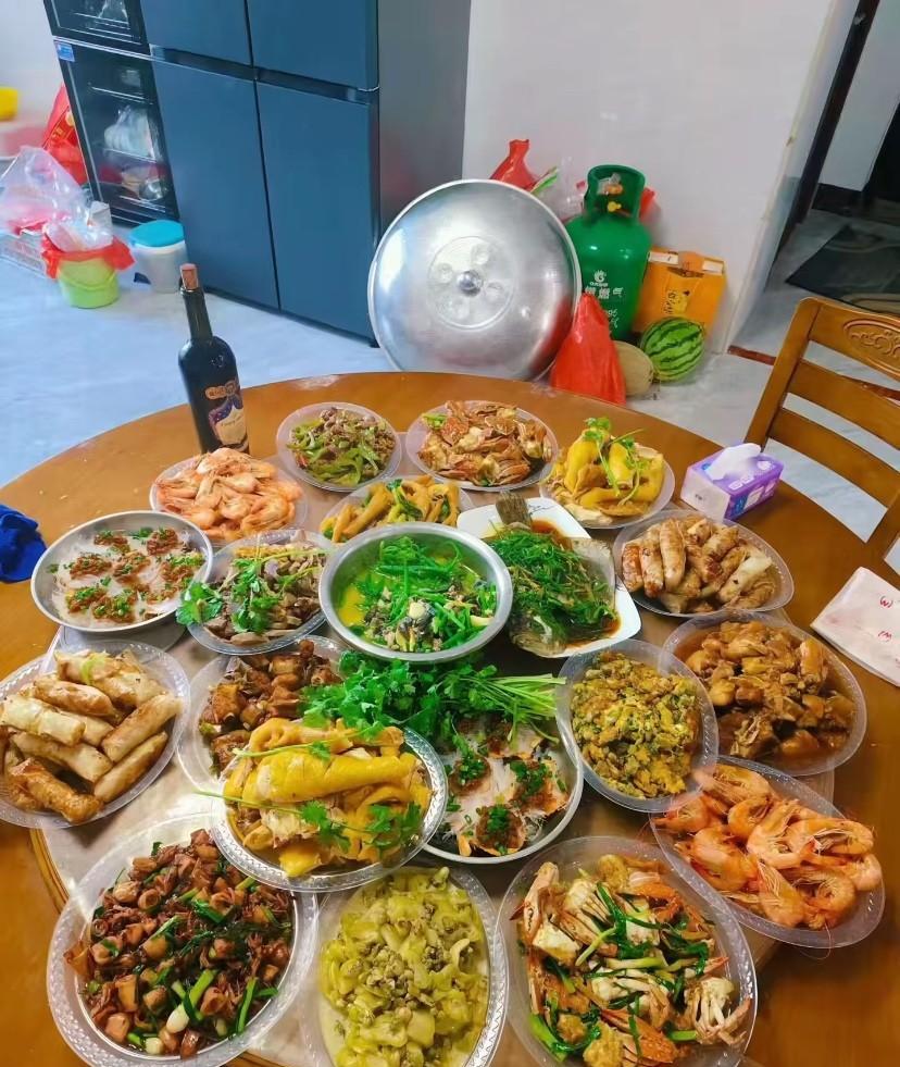 第一次到南方，朋友家做了一大桌美食，看看这桌饭菜怎么样，我算不算贵客，大