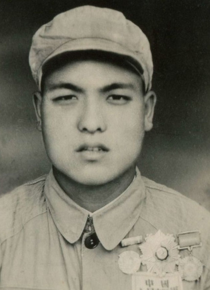 1953年，美国在朝鲜战争中战败，记者问麦克阿瑟：“上甘岭战役中，哪个中国士兵让