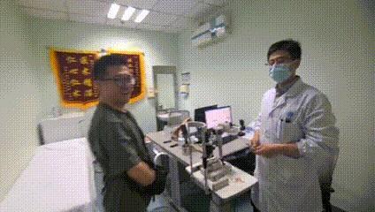 老山英雄朱永明，湖北麻城人，87年在老山前线英勇作战时不幸被地雷炸翻，战友紧急送