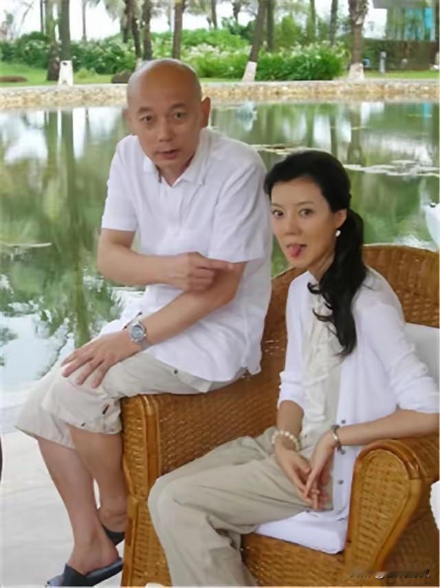 那个吐舌头的美女是谁啊？没想到葛大爷还挺上相啊，2008年葛大爷在池塘边和一