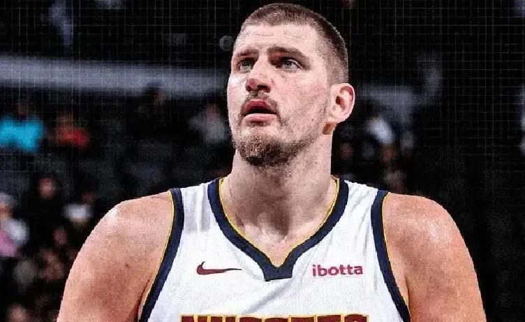 约基奇，正在变成一个“体系球员”。你仔细看最近5场，他53.2%的得分来自