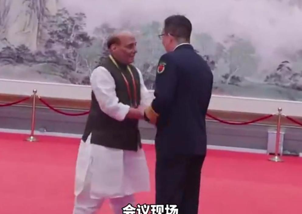 【董军防长会见印防长，印方罕见说软话，就处理边境问题给中方一个交代】26日，董