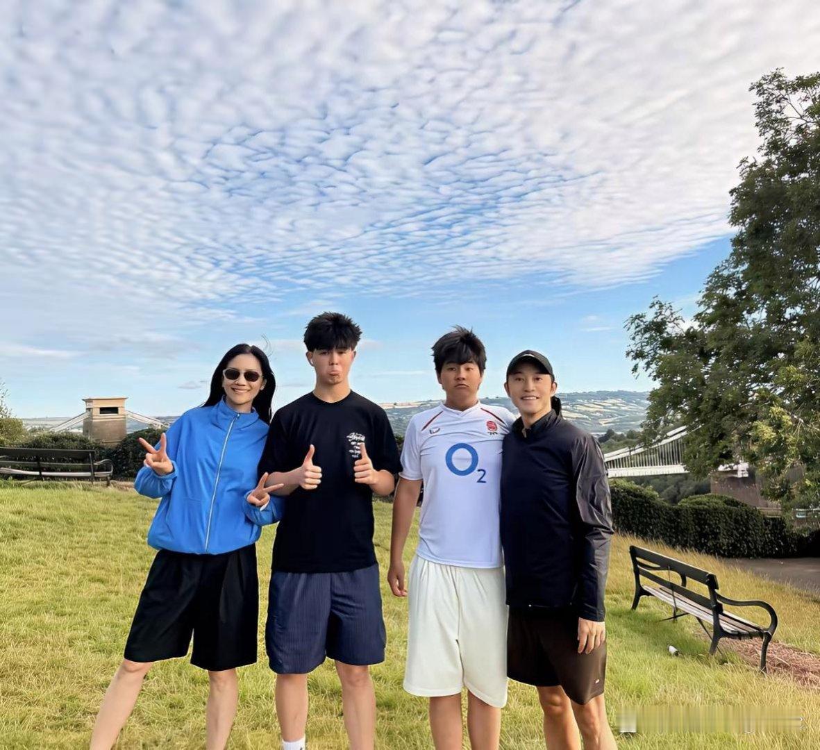 沙溢与胡可这对明星夫妇近期再次前往英国探望孩子，两个儿子的最新照片也随之公开，一